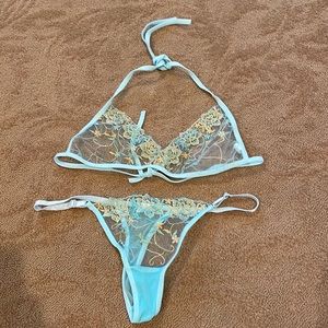 🦋🦋super sexy Matching bra and underwear. Blue and yellow gold.
